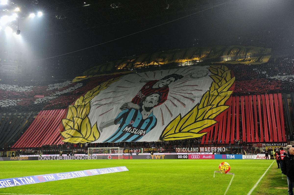 L'atmosfera unica di San Siro in occasione del derby Milan Inter (Insidefoto.com)