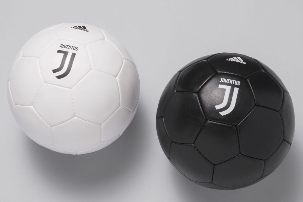 I palloni con il nuovo logo della Juventus
