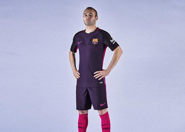 Iniesta con il nuovo kit away del Barcellona
