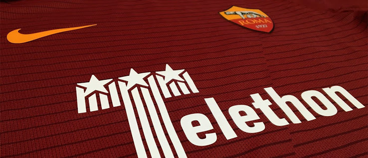 Un particolare della maglia della Roma con logo Telethon