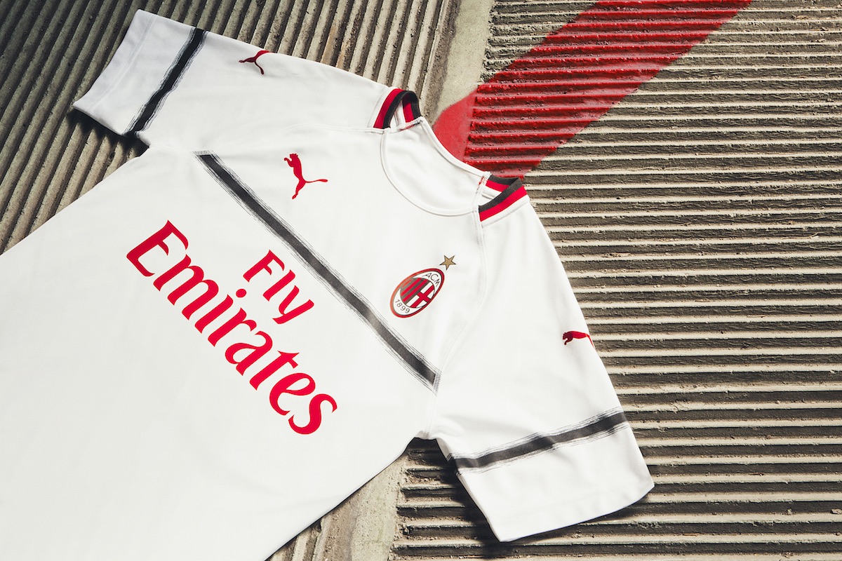 Milan, ecco la maglia da trasferta 2018/19: classico bianco con striscia  nera centrale | Calcio e Finanza