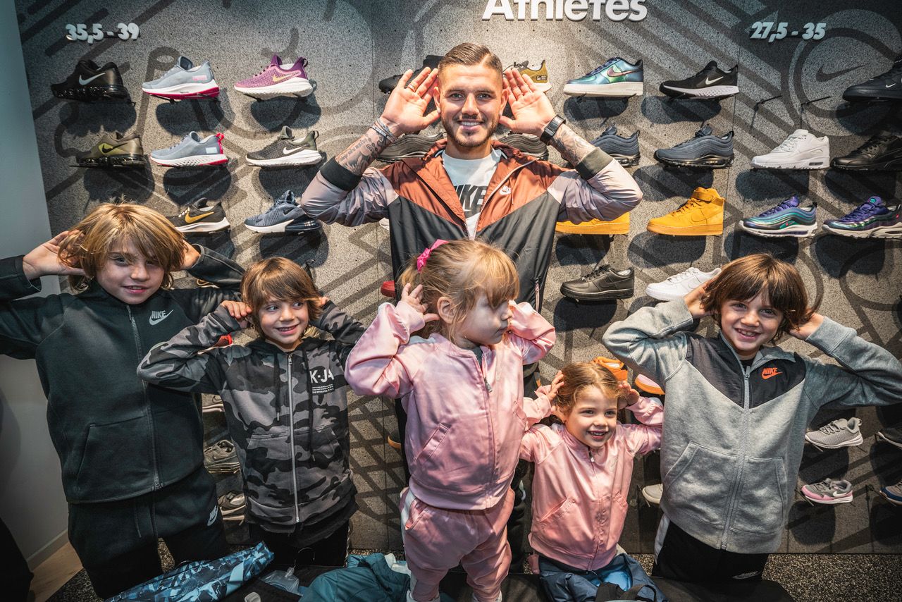 Icardi e famiglia al Nike Store di Milano: tutti a personalizzare le Air  Force 1 | Calcio e Finanza