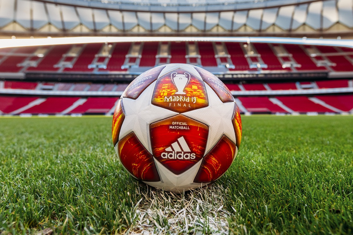 Adidas svela il pallone per la finale di Champions League: domina il rosso  | Calcio e Finanza