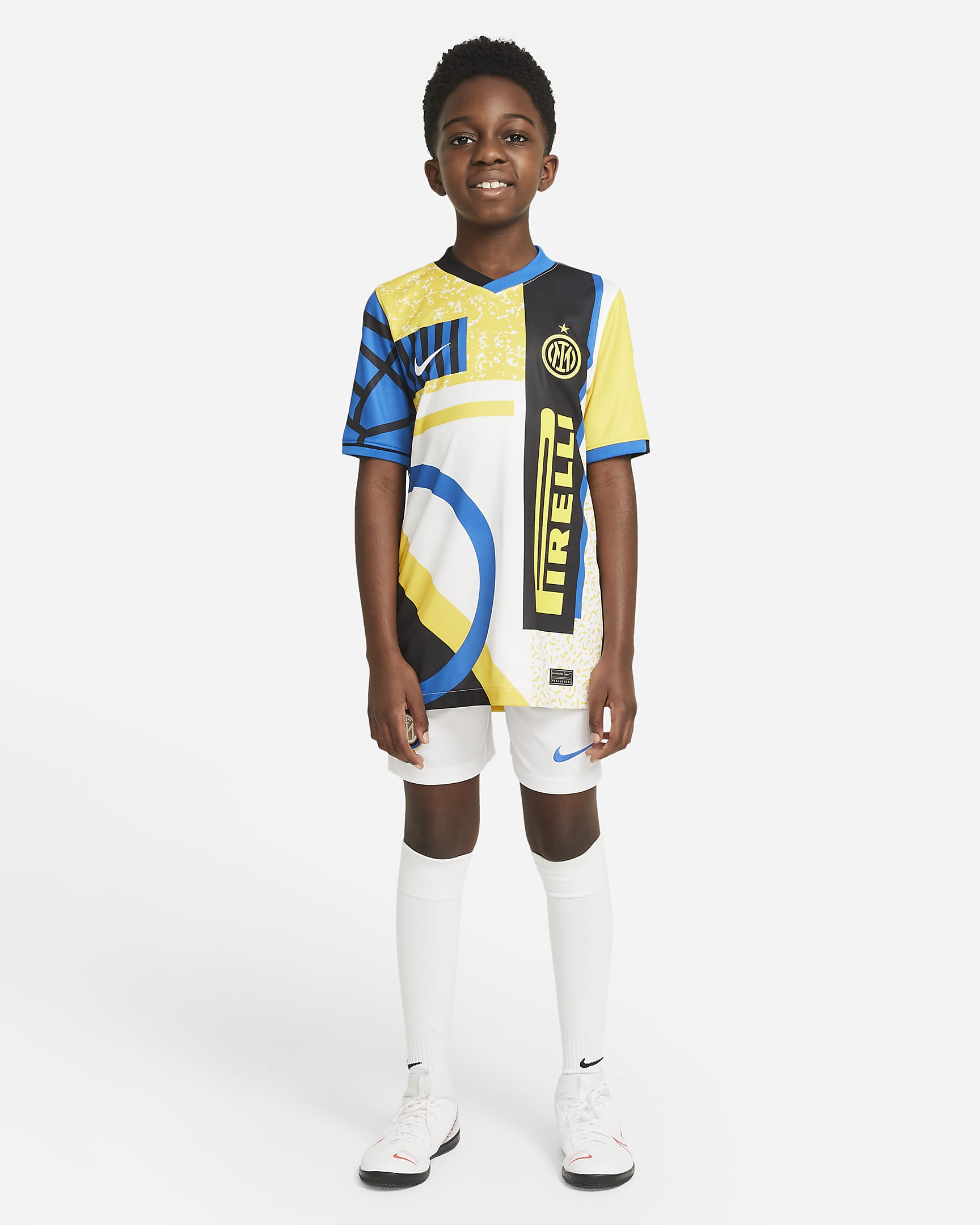 Inter, le immagini ufficiali della quarta maglia da gioco