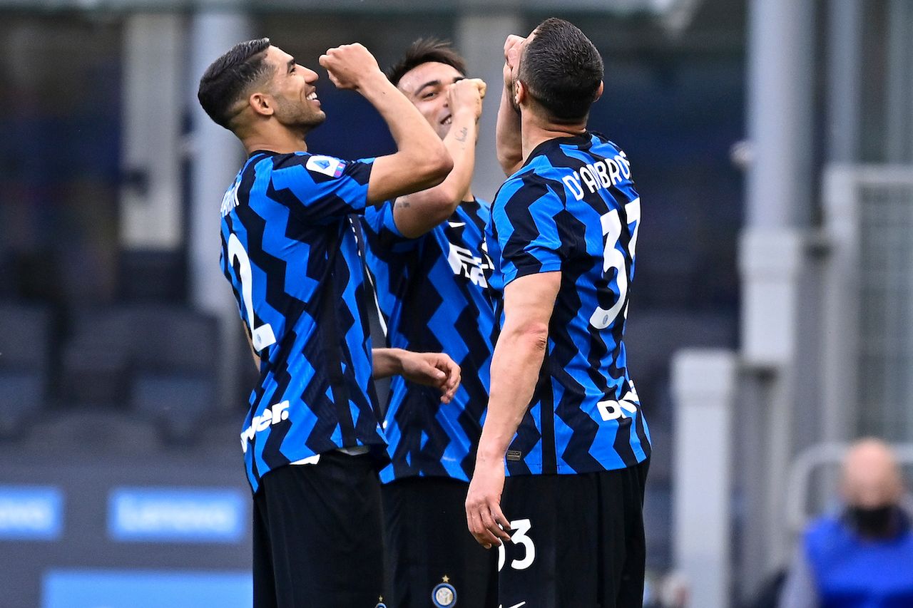 Inter, sulla seconda maglia 2021/22 torna il Biscione: le immagini