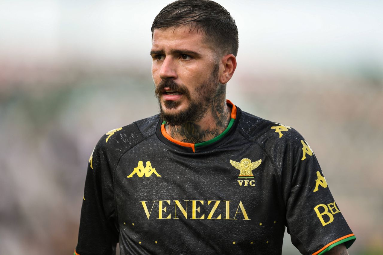 Kappa, la nuova maglia gara home del Venezia calcio 2021/2022 - La voce dei  Brand