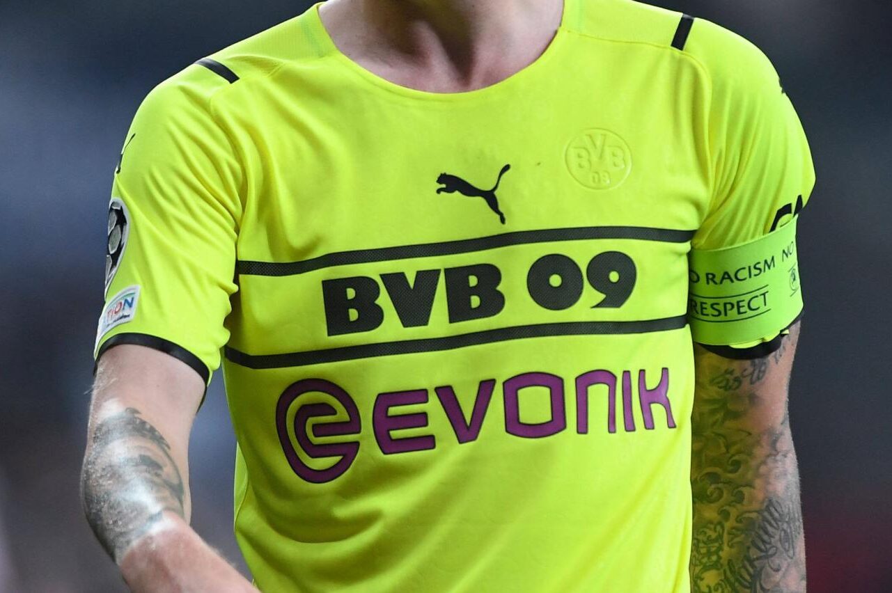 I tifosi protestano: il Dortmund modifica ancora la maglia | Calcio e  Finanza