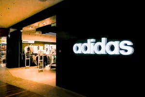 Adidas (Foto: https://depositphotos.com)