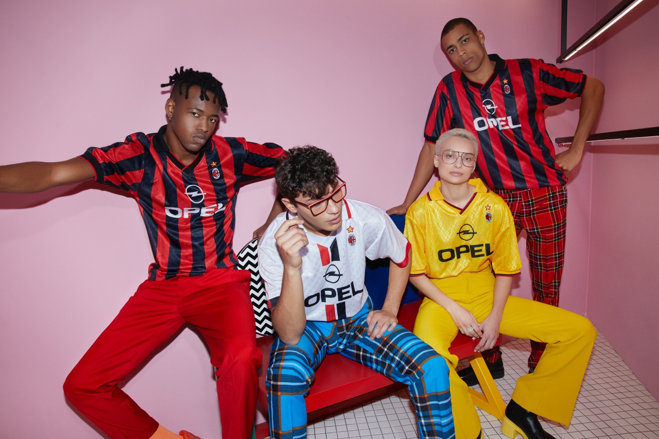 Il Milan punta sul vintage: in vendita le maglie del 1995/96 | Calcio e  Finanza
