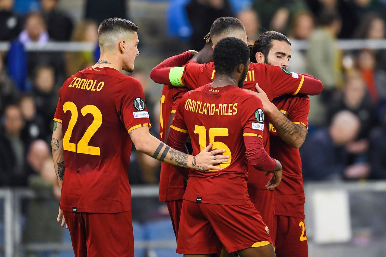 Roma, collo alla coreana e logo ASR per la maglia 2022/23