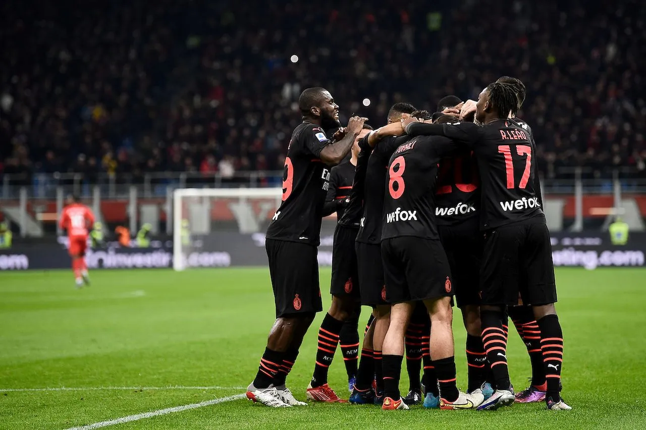 Milan, prime immagini della maglia 2022-022: ricorda un derby entrato nella storia