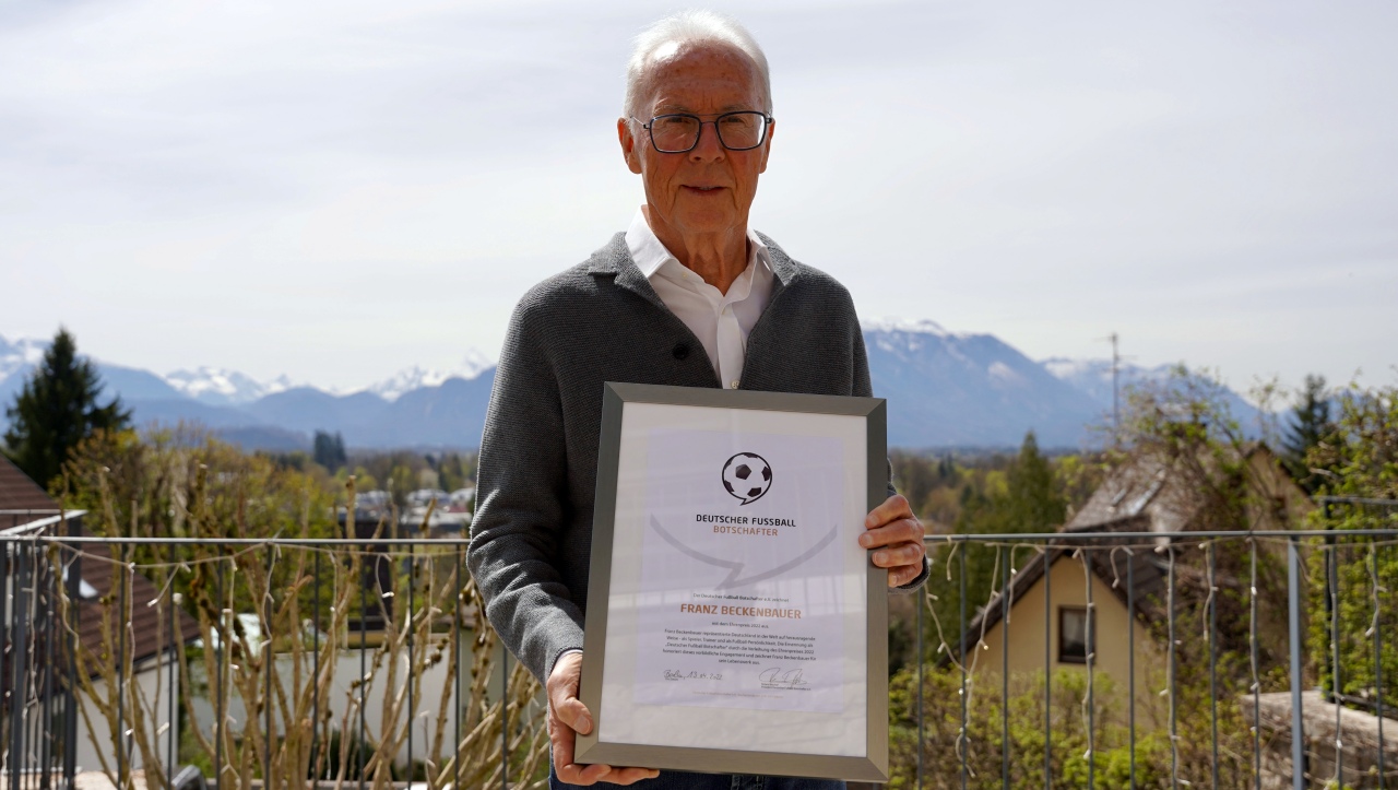 Der deutsche Fußballbotschafter ehrt Beckenbauer für seine Karriere