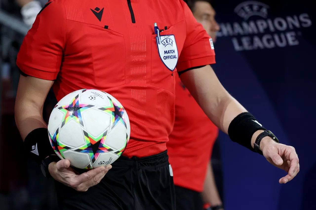 quanto guadagna arbitro champions league