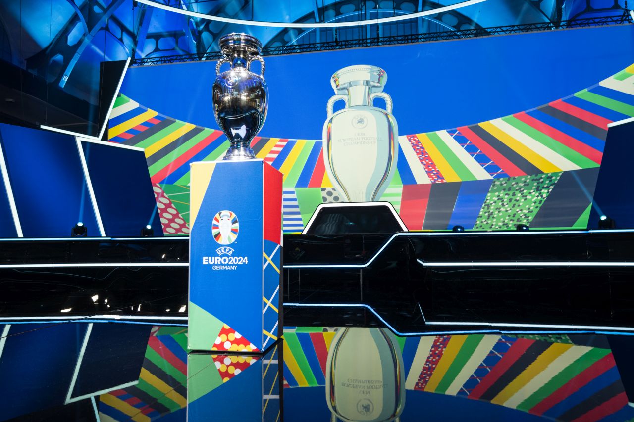https://www.calcioefinanza.it/wp-content/uploads/2022/10/uefa-euro-2024-qualifying-group-stage-draw-ceremony.jpg
