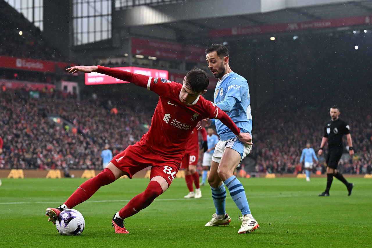 Conor Bradley e Bernardo Silva in azione durante Liverpool-Manchester City (Photo by PAUL ELLIS/AFP via Getty Images)