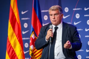 fc-barcelona-unveil-new-head-coach-hansi-flick (1)