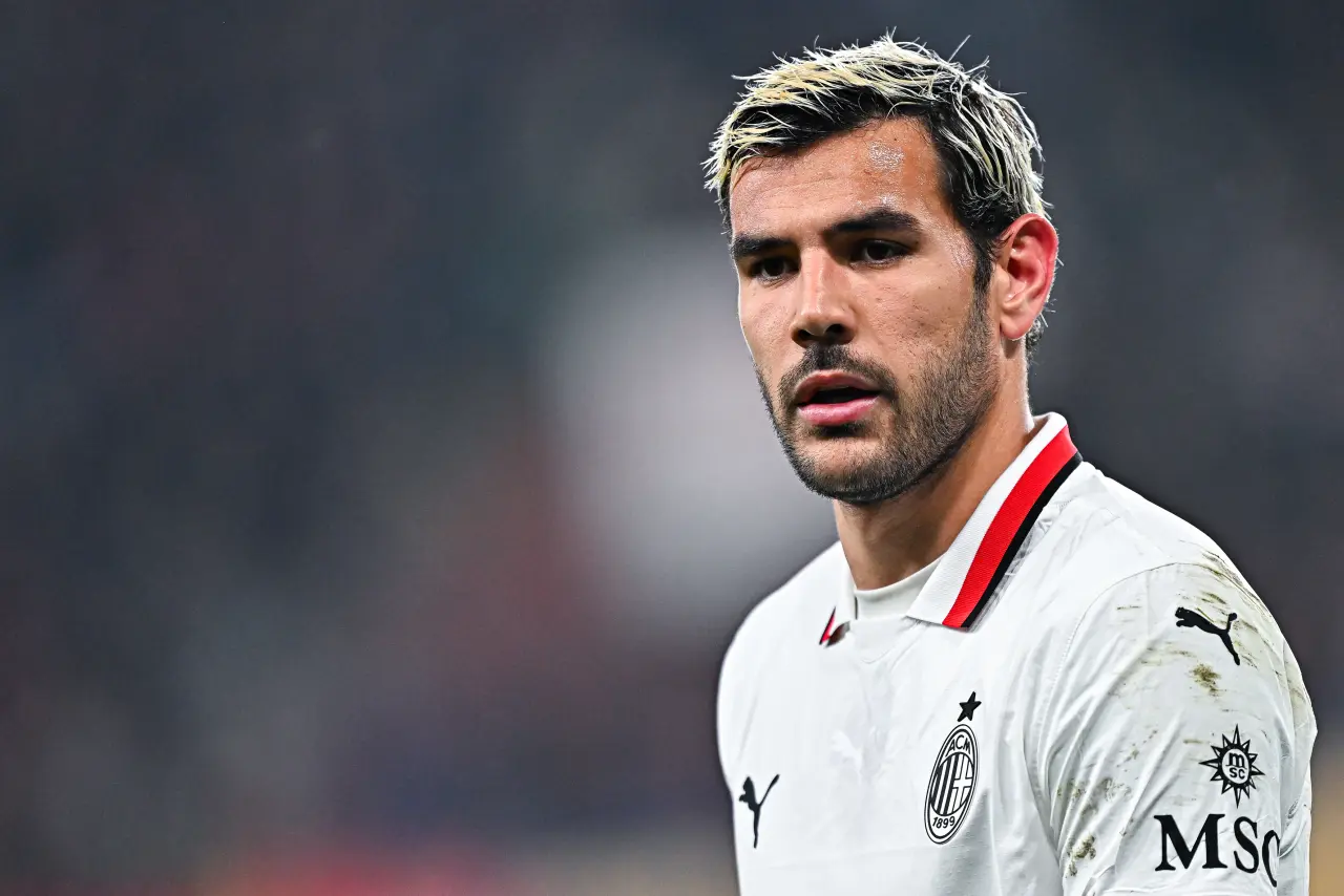 Theo Hernandez saluti Milan