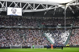 Tifosi di spalle Allianz Stadium
